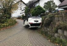 Pkw kippt Absatz hinab