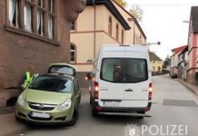 Sprinter schiebt Pkw gegen Hauswand