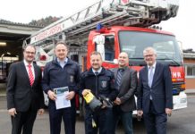 Hilfe zur Selbsthilfe bei Überschwemmung – KSK übergibt Tauchpumpen an Feuerwehren im Landkreis