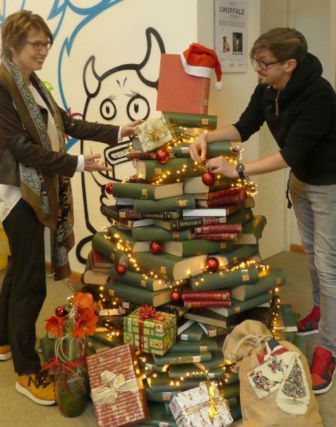 Weihnachtsbücherbaum1_2019