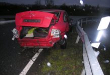 Unfall verursacht und mit Kennzeichen geflüchtet