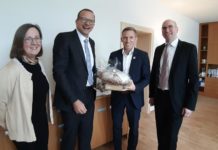 Kreisverwaltung: Brot und Salz für Sesshaftigkeit – Kreissparkassenvorstand stattet Landrat Besuch ab