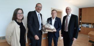 Kreisverwaltung: Brot und Salz für Sesshaftigkeit – Kreissparkassenvorstand stattet Landrat Besuch ab