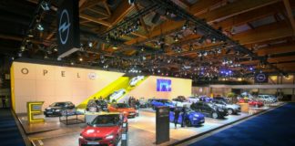 CEO Lohscheller eröffnet Opel-Stand auf Brüsseler Automobilsalon
