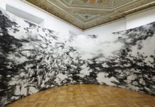 Am Saum des Raumes – Ausstellung mit großformatigen Pinselzeichnungen und Rauminstallationen von Julia Steiner im mpk