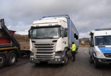 A6/Kaiserslautern, Polizei kontrolliert Sattelzug mit Überhöhe