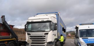 A6/Kaiserslautern, Polizei kontrolliert Sattelzug mit Überhöhe