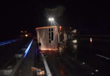 Kleintransporter kippt um