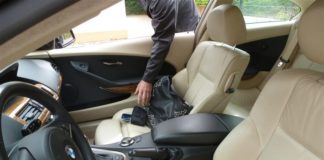 Autoscheibe mit Pflasterstein eingeworfen