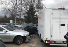 Unfall: Verschluckt – sieben Fahrzeuge und ein Werbeschild beschädigt