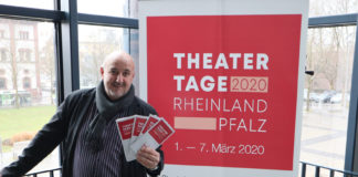 Pfalztheater: Die Theatertage-Programmbücher sind da!