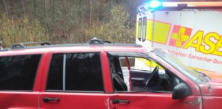 21-jähriger Autofahrer hat seinen Jeep zu Schrott gefahren.
