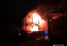 Mehrfamilienhaus steht in Flammen