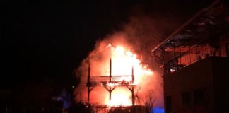 Mehrfamilienhaus steht in Flammen
