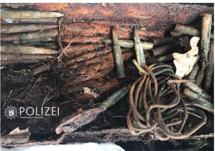 Gewehrmunition in verwitterter Kiste