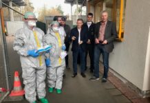 Beigeordneter Peter Kiefer und Landrat Ralf Lessmeister geben den Betrieb der Corona-Testzentren frei