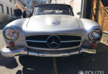 Oldtimer abgeschleppt und gegen Hauswand gekracht