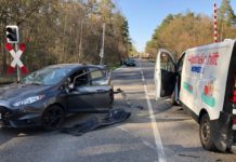 Heftiger Crash vor Bahnübergang
