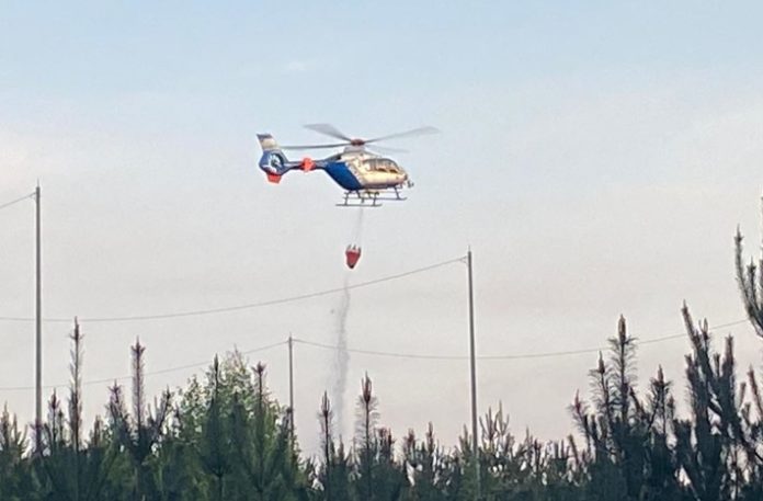 Polizeihubschrauber bei der Brandbekämpfung