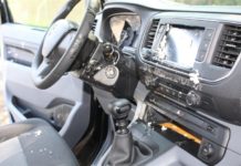 Fahrzeuginnenraum mit Eiern verschmiert