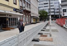 Baudezernent Peter Kiefer macht sich ein Bild vom Baufortschritt auf dem Schillerplatz