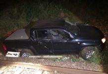 Fahrzeug stürzt auf Bahngleise