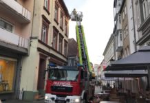 Steinstraße gesperrt: Dachziegeln herabgefallen