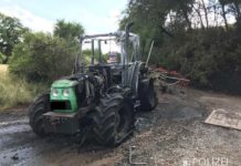 Traktor steht in Flammen