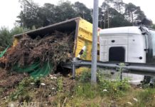 Lkw kippt im Kreisel um – Autobahnanbindung blockiert