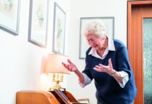 Trickdiebinnen erbeuten Bankkarte und Geheimzahl – Zeugen gesucht!