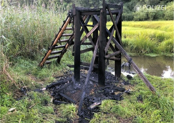 Der Hochsitz brannte ab - zurück blieben nur die verkohlten Reste.