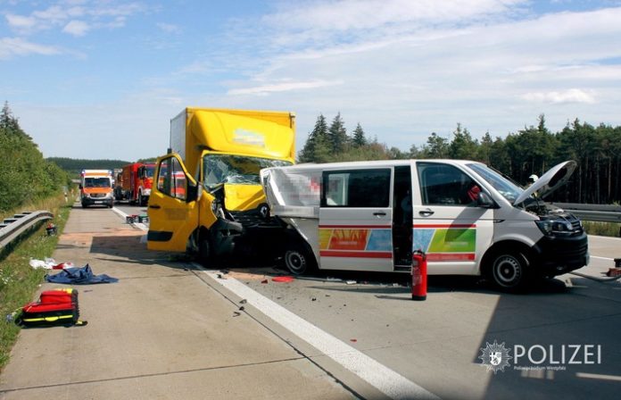 pol-ppwp-kleinlaster-prallt-auf-pannenfahrzeug