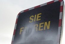 Wer hat die Anzeigetafel mit Farbe besprüht?