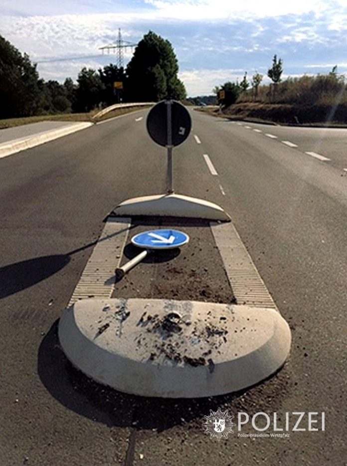pol-ppwp-wer-hat-die-verkehrsinsel-besch-digt
