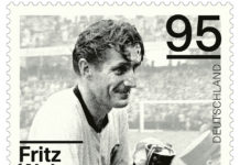 Casimirschloss wird zur Sonderpostfiliale – OB Klaus Weichel stempelt Sondermarke zum Fritz-Walter-Geburtstag