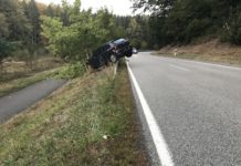 PKW auf Leitplanke abgestellt