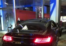 PKW kracht in Schaufenster