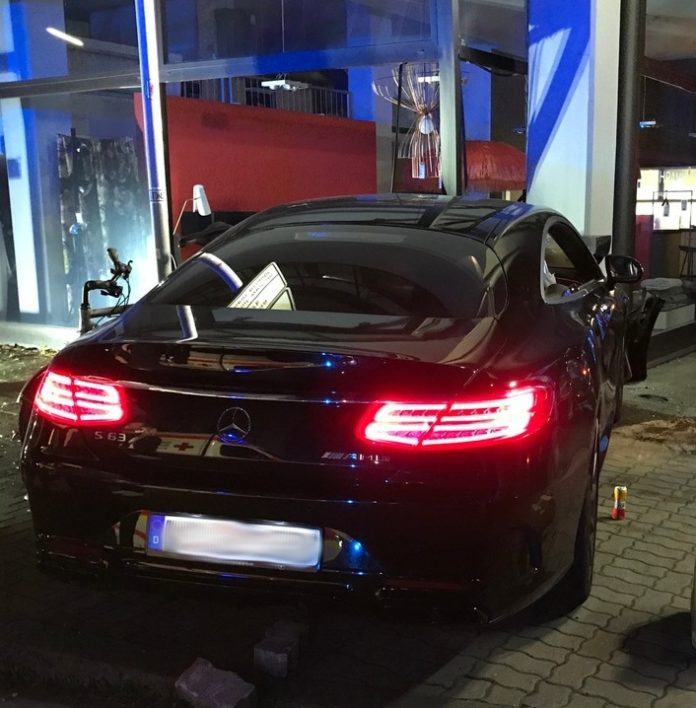 Auto in Schaufenster