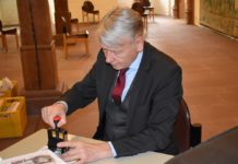 Oberbürgermeister Weichel gibt Sonderstempel zum Fritz-Walter-Geburtstag aus