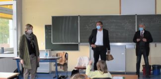 Staatssekretär Hans Beckmann besucht Geschwister-Scholl Grundschule