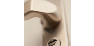 Gewaltsam Türen aufgehebelt – Zeugen gesucht!