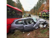 Frontalzusammenstoß – Bus und PKW kamen von der Straße ab und landeten im Grünstreifen
