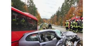 Frontalzusammenstoß – Bus und PKW kamen von der Straße ab und landeten im Grünstreifen
