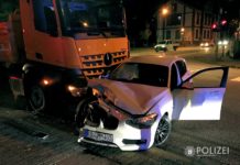 Lkw schiebt Pkw nach Kollision rückwärts