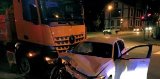 Lkw schiebt Pkw nach Kollision rückwärts