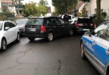 Aufmerksamer Zeuge meldet Unfallflucht – Fahrer entfernt sich von dem Unfallort