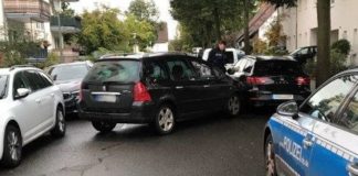 Aufmerksamer Zeuge meldet Unfallflucht – Fahrer entfernt sich von dem Unfallort