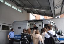 Schülerinnen und Schüler zum Schnuppertag bei der Polizei