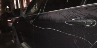 Wer hat den BMW zerkratzt?