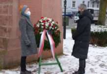 Kranzniederlegung für die Opfer des Holocaust auf dem Synagogenplatz